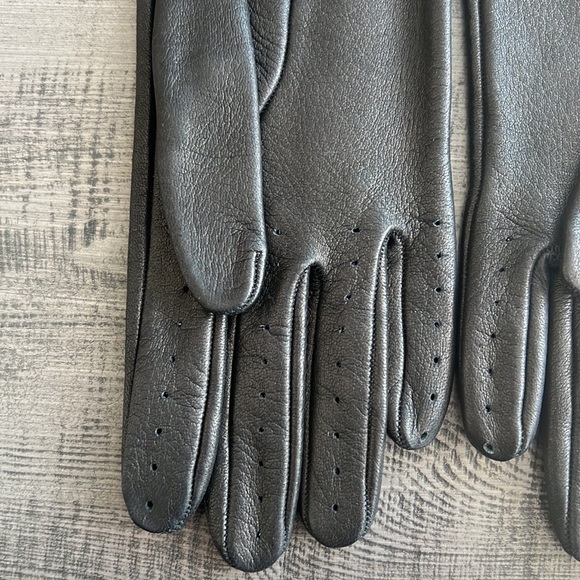 Burberry Leather Primrose gloves - Picture 14 of 17